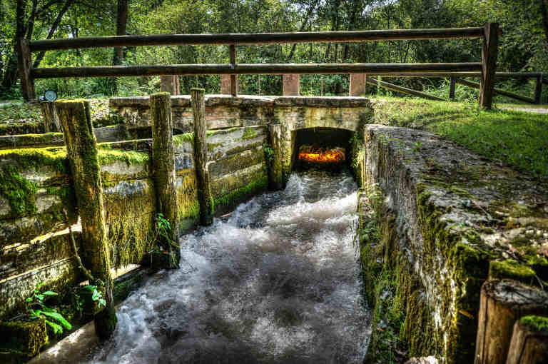 Water flow control structure